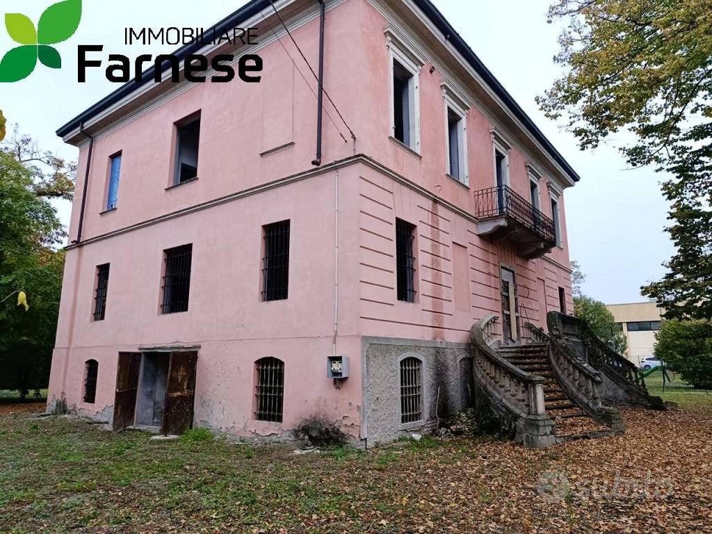 Villa di 1000 m² con più di 5 locali e posto auto