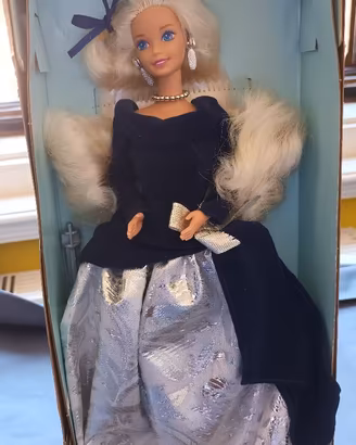 Barbie Winter Velvet Avon Exclusive (1995) – NRFB