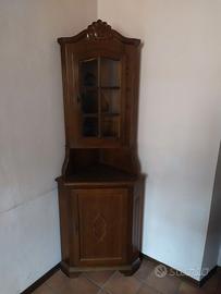 Angoliera in legno con anta e vetrinetta alta.