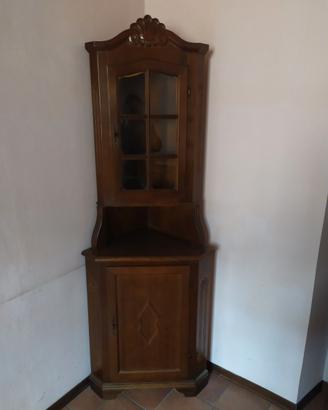 Angoliera in legno con anta e vetrinetta alta.