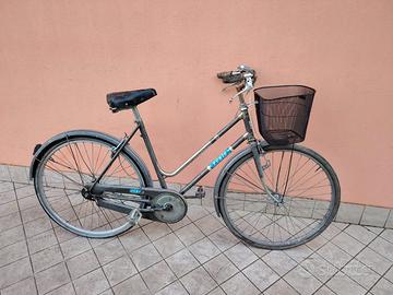 Bicicletta da 26 turis grigia con cesto meccanica
