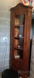 Vetrinetta angolare in legno con anta in vetro