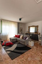 Appartamento con veranda, posto auto e box