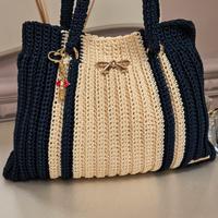 Borsa fatta interamente a mano.