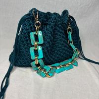 Borsa a sacchetto blu con manico uncinetto