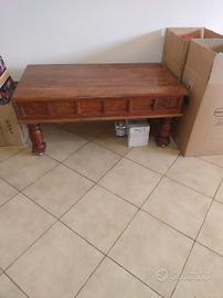tavolo basso con rotelle in legno massello