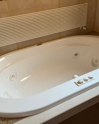 Vasca idromassaggio jacuzzi