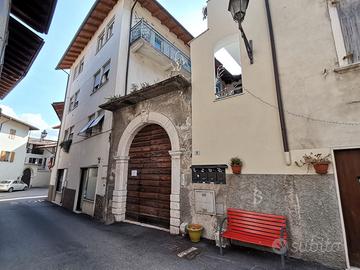 BILOCALE RISTRUTTURATO con BALCONE E CANTINA