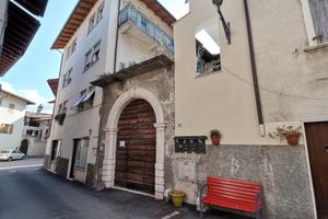 BILOCALE RISTRUTTURATO con BALCONE E CANTINA