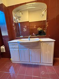 Mobile bagno con piano in marmo lavabo e specchier