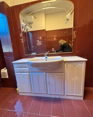 Mobile bagno con piano in marmo lavabo e specchier