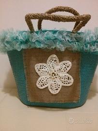 borsa di paglia turchese e applicazioni artigiane