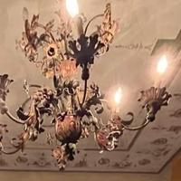 Lampadario antico in ferro battuto floreale