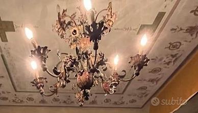 Lampadario antico in ferro battuto floreale