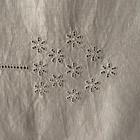 Tende in lino color bianco  ricamate a mano