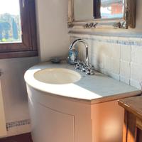 Mobile bagno con top in marmo