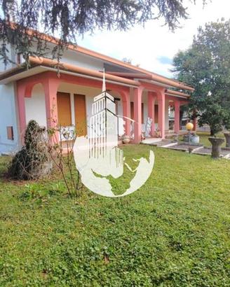 Villa di 350 m² con più di 5 locali e box auto dop