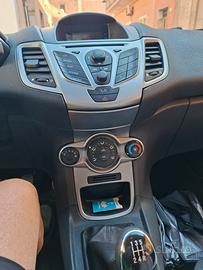 signora vende bella ford fiesta diesel con consumi