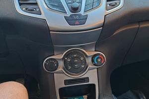 signora vende bella ford fiesta diesel con consumi