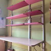 Parete attrezzata con scrivania, sedia e comodino