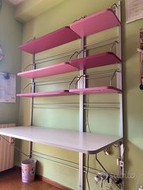 Parete attrezzata con scrivania, sedia e comodino