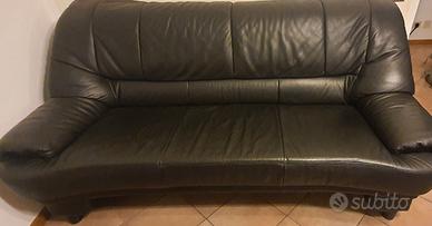 divano in pelle nero