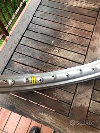 Cerchione anteriore 21" Akront bollino giallo