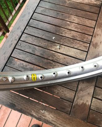 Cerchione anteriore 21" Akront bollino giallo