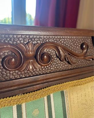 Sedie in legno di noce intagliate e rivestite