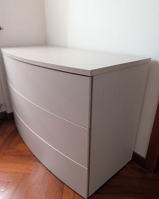 camera da letto: cassettiera, comodini, letto