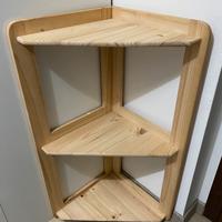 Scaffale ad angolo con mensole in legno