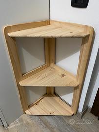 Scaffale ad angolo con mensole in legno