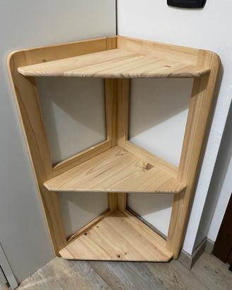 Scaffale ad angolo con mensole in legno