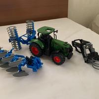 Trattore giocattolo con attrezzi