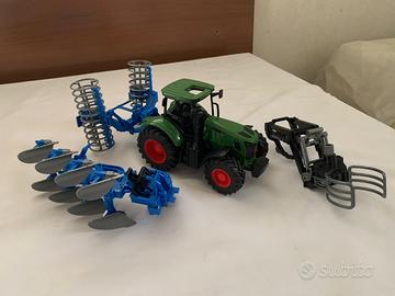 Trattore giocattolo con attrezzi