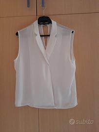 Canotta/blusa bianca smanicata con scollo a V.