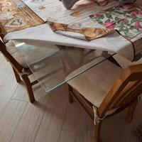 tavolo con piano in vetro e sei sedie