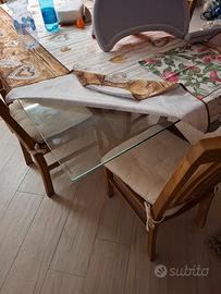 tavolo con piano in vetro e sei sedie
