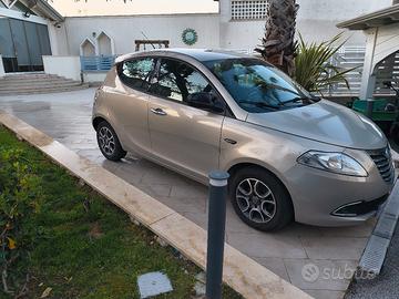 lancia y