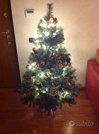 Albero di Natale artificiale con pigne e bacche