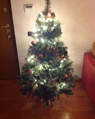 Albero di Natale artificiale con pigne e bacche