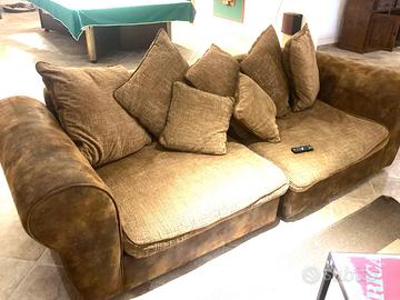 2 divani e pouff stile rustico