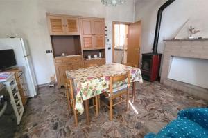 CASA SINGOLA con CORTE PRIVATA