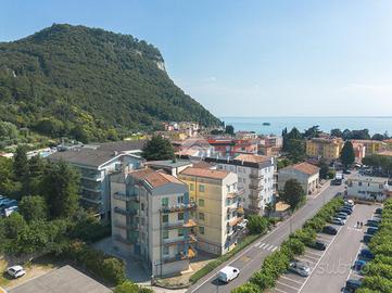 2 LOCALI A GARDA
