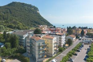 2 LOCALI A GARDA