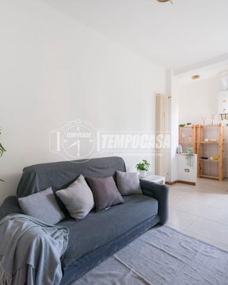 AMPIO 2 LOCALI CON BALCONE, PIANO ALTO E AFFACCIO