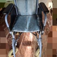 sedia a rotelle pieghevole con cuscino