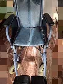 sedia a rotelle pieghevole con cuscino