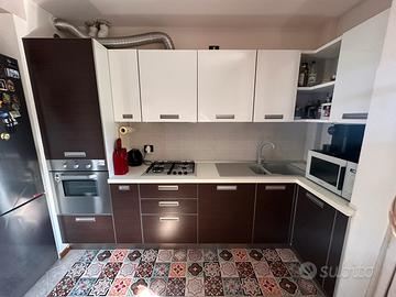 Cucina angolare completa di elettrodomestici