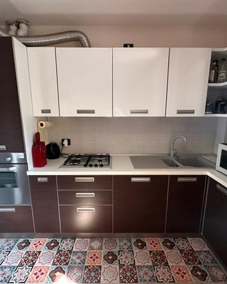 Cucina angolare completa di elettrodomestici